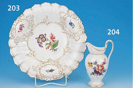 MILCHKäNNCHEN, MEISSEN, UM 1880, PORZELLAN, FEINE BUNTE BEMALUNG, ZWEI BLUMENBOUQUETS U. STREUBLüMCHEN, GOLDSTAFFAGE, H. 15 CM, AUS- GIEßER ...
