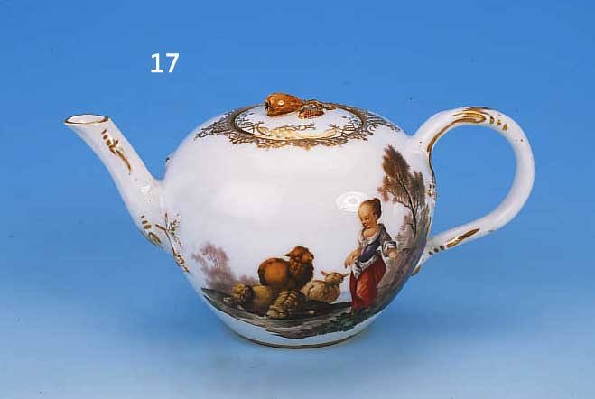 KLEINE TEEKANNE, MEISSEN, UM 1765-70, PORZELLAN, BEIDSEITIG FEIN BUNT BEMALT MIT MäDCHEN UND SCHAFEN, GOLDSPITZENDEKOR, H. CA. 7,5 CM, ...