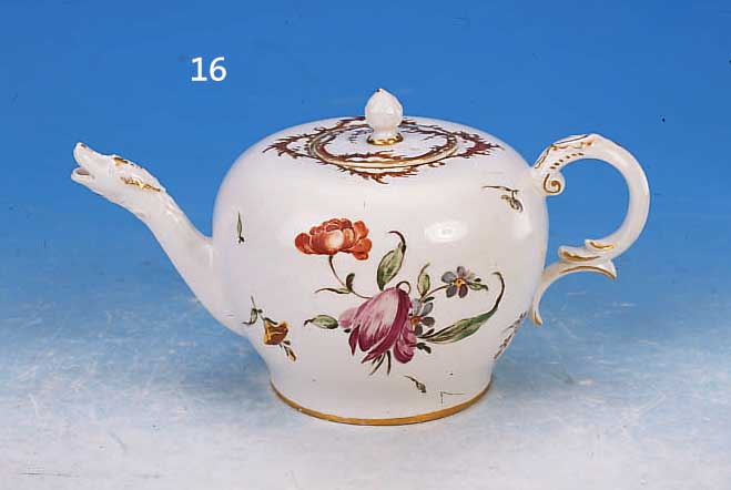 TEEKANNE, NYMPHENBURG, UM 1760, PORZELLAN, BUNTE BLUMENMALEREI, AUSGUß IN SCHLANGENKOPF- FORM, DECKEL MIT GIRLANDENDEKOR, GOLDSTAFFAGE,H. C.A 9,5 ...