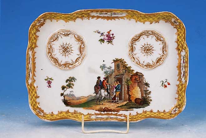 TABLETT, MEISSEN, UM 1850-60, PORZELLAN, 1. WAHL, BUNT BEMALT MIT RASTENDEN EDELMäNNERNVOR WIRTSHAUS, RAND GELB MIT VOGELMOTIVEN, REICHE ...