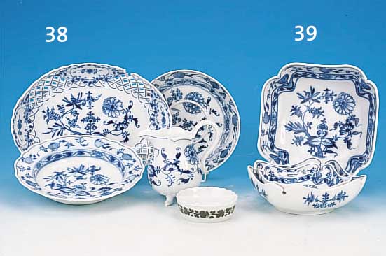 DREI ECKIGE GEMüSESCHüSSELN, MEISSEN, UM 1880, PORZELLAN, BLAUES ZWIEBELMUSTER, EINE MIT KLEINEM BRANDRIß, EINE 2. WAHL, CA. 14 X ...