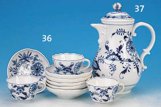 KANNE, MEISSEN, UM 1850/60, PORZELLAN, ZWIEBELMUSTER, DECKELBEKRöNUNG IN FORM EINER VOLLPLAST. ROSE, DIESE AM STENGEL BEST., H. 26 CM, ...