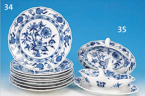 ZWEI SAUCIEREN, MEISSEN, UM 1880, 1 X 2. WAHL, PORZELLAN, BLAUES ZWIEBELMUSTER, BEIDE BESTOßEN, EIN HENKEL GESPRUNGEN, JE CA. 25 X 16 CM