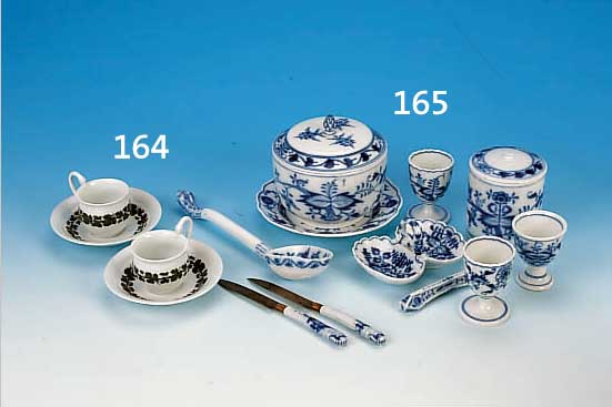 KONV. 13 TEILE, PORZELLAN, UM 1860-80, MEISTZWIEBELMUSTER, BEST. AUS: DECKELDOSE, MEISSEN,2. W., DECKEL SEK., D. 11,5 CM; SALZSCHäLCHEN,MEISSEN; ...