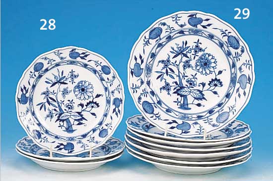 7 TELLER, MEISSEN, UM 1870-1900, 2. WAHL, PORZELLAN, BLAUES ZWIEBELMUSTER, ZWEI TELLER BESTOßEN, D. JE CA. 24 CM
