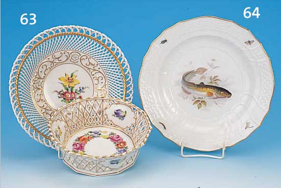 KONVOLUT 2 SCHäLCHEN, PLAUE U. SCHORNDORF, UM 1930, PORZELLAN, FLORAL BEMALT, 1 X RAND IN KORBGEFLECHT UND 1 X FEINE DURCHBRUCH-ARBEIT, ...