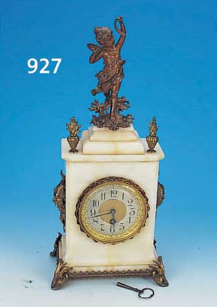 PENDULE, LENZKIRCH, UM 1920, WEIßES MARMOR- GEHäUSE, BRONZEGUßAPPLIKATIONEN, SEITLICH MIT MASKERONEN, FIGURENBEKRöNUNG SPRITZGUß BRON- ZIERT ...