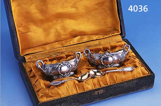 SALZSCHäLCHENPAAR, FRANKREICH UM 1900, 950ER SILBER, MEISTERMARKE E. BUNET, KLASSI- ZISTISCH, ORIG. GLASEINSäTZE UND -LöFFELCHEN, GRIFFE IN ...