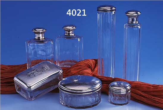 7-TEIL. TOILETTENSET, FRANKREICH UM 1900, AUS ADELSBESITZ, DECKEL UND MONTUREN 950ER SILBER TEILVERGOLDET UND GUILLOCHIERT, MONOGR.MV UNTER ...