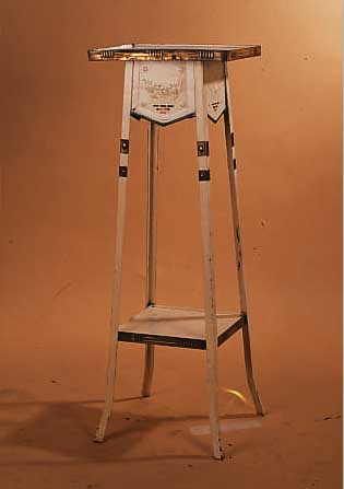 BLUMENSäULE, DEUTSCH, UM 1900, JUGENDSTIL, METALL MIT GEPRäGTEM FLORALEM DEKOR, TEILS WEIß GESTRICHEN, CA. 99 X 35 X 27 CM, MIT ...