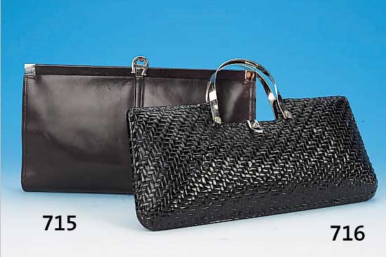 HANDTASCHE, USA, 50ER JAHRE, KUNSTSTOFF IN DER ART VON GEFLECHT, VERCHROMTEBüGEL, GEBRAUCHSSPUREN, CA. 19 X 38 CM
