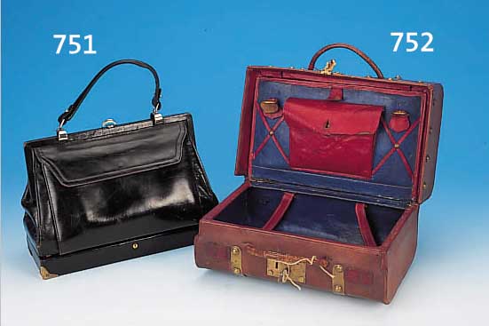 HANDTASCHE, 50ER JAHRE, SCHWARZES LEDER, MIT UNTEN INTEGRIERTER VERSCHLIEßBARER SCHMUCKSCHATULLE, METALLBüGEL, H. CA. 25 CM