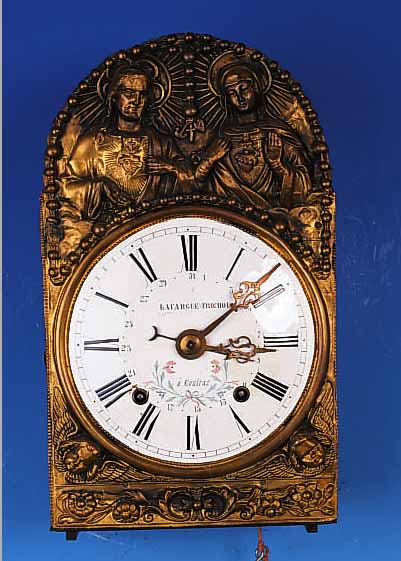 COMTOISE, FRANKREICH, UM 1880, GEPRäGTE MESSINGUMRANDUNG, GEMARKT: CN (CARL NEUFELD), IM GIEBEL JESUS UND MARIA UMRANKT VON ROSEN- KRANZ, ...