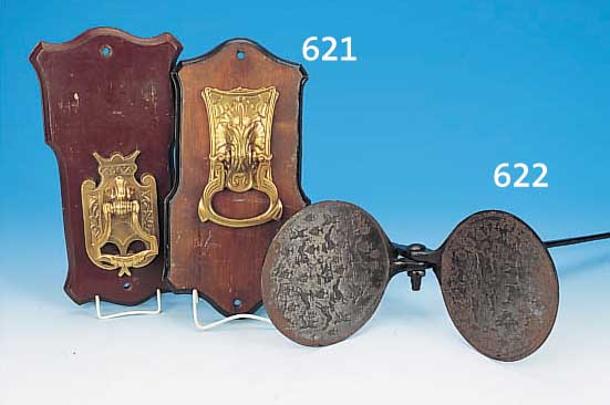 ZWEI TüRBESCHLäGE, DEUTSCH, WOHL BERLIN, UM 1900, MESSINGGUß AUF HOLZTRäGERN, H. CA. 33 X 16 BZW. 32 X 15 CM, L. ...