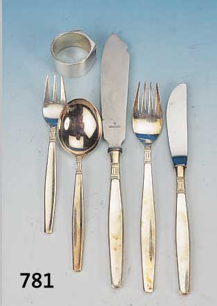 BESTECK, DEUTSCH, 30ER JAHRE, METALL VER- SILBERT, BESTEHEND AUS: 6 MESSERN, 6 GABELN, 12 VORSPEISENMESSER, 12 VORSPEISENGABELN, 12 ...