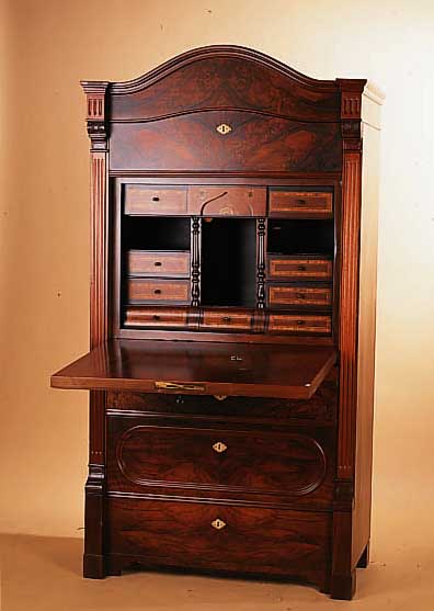 STANDSEKRETäR, DEUTSCH, UM 1880, NUßBAUMFURNIER, INNENEINRICHTUNG INTARSIERT, EIN TüRCHEN INNEN FEHLT, 178 X 95 X 51.5 CM