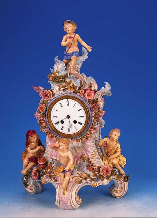 PRUNKPENDULE, TEICHERT IN MEIßEN, UM 1890-95, PORZELLAN, MIT VIER VOLLPLASTISCHEN PUTTEN ALS ALLEGORIE AUF DIE VIER JAHRESZEITEN, REICHAPPLIZIERT ...