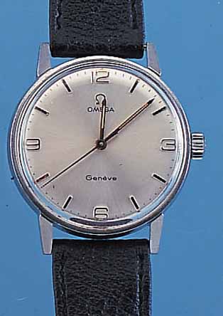 KONVOLUT: 2 OMEGA HERRENARMBANDUHREN, VER- SCH. FERTIGUNGSZEITEN U. KONZEPTE, BEIDE EDEL-ST., BöDEN GESCHR., AB HERST. WASSERGESCH., BEIDE ...