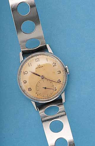 OMEGA HERRENARMBANDUHR, REF.-NR. 2271/9, SCHWEIZ UM 1951, EDELST., BODEN U. GLASR. GE- DR., VERS. BLATT ALTERSBED. FL., VERG. RUND- ANKERW., 15 ...