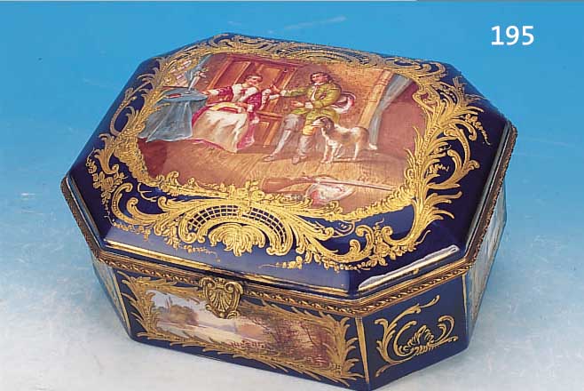 DECKELDOSE, PARIS, UM 1890, STEINGUT, M. 10 X 22 X 17 CM, MESSINGMONTUR, FEINE BEMA- LUNG, SIGNIERT LAUQUé, MIT RIß IM DECKEL, UM- LAUFEND ...