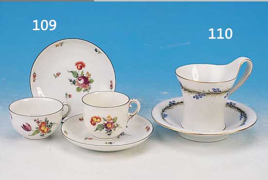 ZWEI MOKKATASSEN MIT UNTERTASSEN, NYMPHENBURG,20ER JAHRE, PORZELLAN, BLUMENDEKOR, H. 5/4 CM