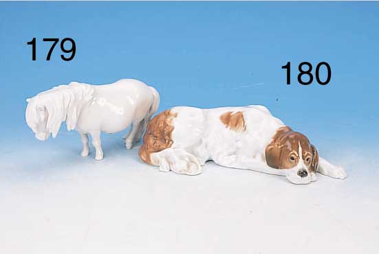 SKULPTUR, ENS, VOLKSTEDT, 30ER JAHRE, PORZELLAN, L. CA. 30 CM, LIEGENDER HUND, MIN. BEST.