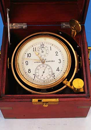 MARINE-CHRONOMETER "KIROW", UM 1970, DREITEILIGER VERGLASTER EDELHOLZKASTEN, MIT MESSINGMONTUREN, VERSILBERTES ZIFFERBLATT MIT ...