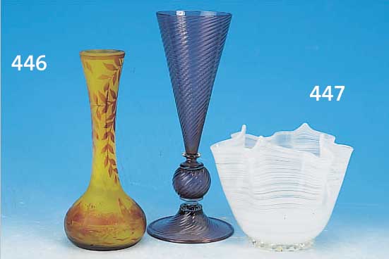 ZWEI GLASOBJEKTE, VENINI, 30ER UND 50ER JAHRE, LILAFARBENES UND FARBL. GLAS, H. 25/12 CM, 1 X GEDREHTER LILAFARBENES FUß, GLAS, 1 X ...