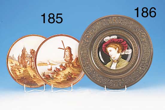 ZIERTELLER, DEUTSCH, UM 1890, PORZELLAN UND MESSING, D. 42 CM, PORTRAIT EINER FRAU, PUTTENRELIEF
