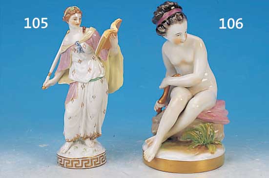 PORZELLANFIGUR, ÄLTESTE VOLKSTEDT, UM 1900, DIANA, H. 18 CM, BOGEN BESTOßEN