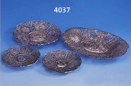 KONVOLUT 4 ANBIETTELLER, CHINA 30ER JAHRE, SILBER GEPR., HANDGEARBEITET, DURCHBRUCHARBEIT, 1 X MIT SHU-ZEICHEN = GLüCK, D. CA. 11.5 CM,2 X DARST. ...