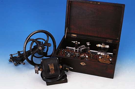 DREHMASCHINE FüR UHRMACHER, LORCH, SCHMIDT & CO., UM 1920, ORIG. HOLZKASTEN, WANGENLäNGE CA. 28 CM, STANDFUß, AUFNAHME 6 MM, STICHEL- AUFLAGE, ...
