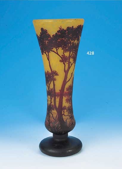 GROßE FUßVASE, DAUM, NANCY, UM 1925, FARBLOSES SCHICHTGLAS, H. 43.5 CM, UMLAUFENDER LANDSCHAFTSDEKOR, ZWISCHEN ...