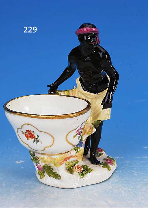 TAFELAUFSATZ, MEISSEN, 18. JH., AFRIKA, DARST. EINES FARBIGEN MIT SCHALE, WANDUNG IN TEILREL. KORBGEFLECHT, BUNTE BLUMENMALEREI, DREI ...