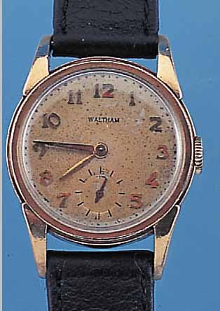 WALTHAM HERRENARMBANDUHR, USA UM 1940, GG- FILLED, BODEN GEDR., VERS. BLATT, ALTERSBED. FARBL. GET., AUFGES. GOLD-STD.-ZEICHEN, ZEI- GER TEILW. ...