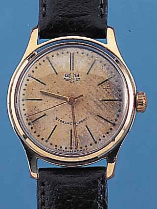 KONVOLUT: 2 GUB HERRENARMBANDUHREN, DEUTSCH-LAND UM 1957, METALL VERG., EDELST.-BöDEN GE- SCHR., GUILL. BLäTTER, ALTERSBED. FARBL. GET.,BEIDE ...