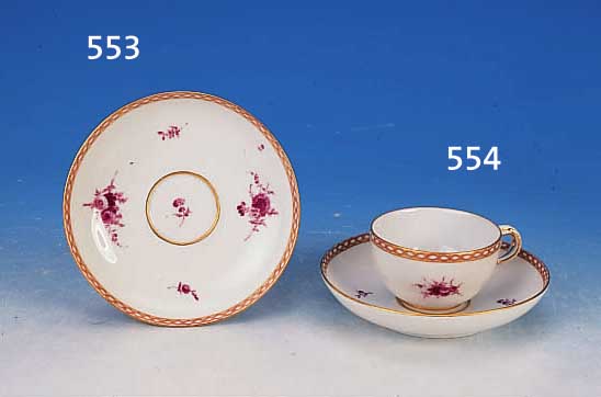 TASSE MIT UNTERTASSE, MEISSEN, UM 1760, PORZELLAN, BLUMENBEMALUNG, GOLDSTAFFAGE, L. REST