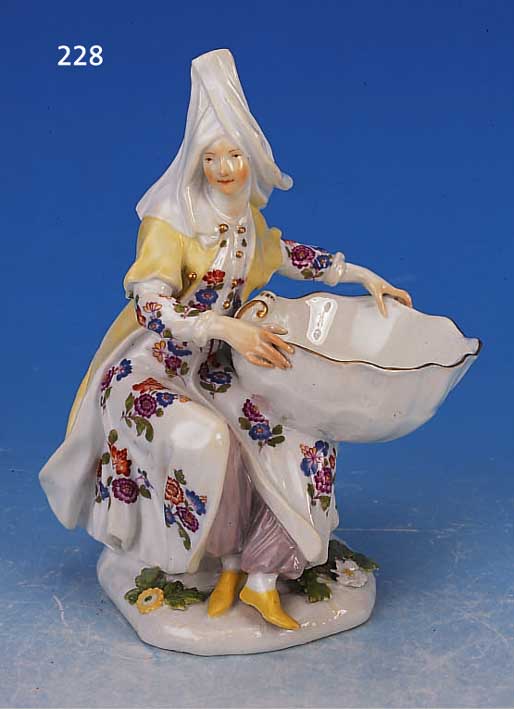 TAFELAUFSATZ, MEISSEN, UM 1750, ORIENTALIN MIT MUSCHELSCHALE, L. REST., H. 17 CM