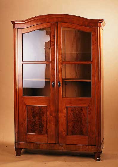 GLASCHRANK, WOHL ÖSTERREICH, UM 1860/70, ULME MASSIV, Z.T. ULMEWURZEL, ZWEITüRIGER KORPUS, ZERLEGBAR, EIN EINLEGEBODEN, Z.T. BESCH., ...