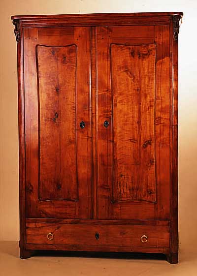 SCHRANK, UM 1850/60, BIRKE MASSIV, ZWEI- TüRIGER KORPUS, MIT SOCKELSCHUB, SEITLICH KASSETTIERT, ZERLEGBAR, SPUREN VON ALTEM WURMBFALL, ...