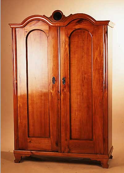 SCHRANK, WOHL ÖSTERREICH/UNGARN, UM 1880, KIRSCHBAUM MASSIV, ZWEITüRIG MIT DOPPEL- BOGIGEM ABSCHLUß, TüREN LEICHT VERZOGEN, ...