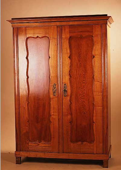 SCHRANK, UM 1860, ULME MASSIV, VERTIEFTE TüRFüLLUNGEN, Z.T. BESCHäDIGT, CA. 186 X 130 X 57 CM