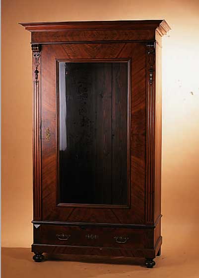VITRINE, DEUTSCH, UM 1890, NUßBAUMFURNIER, EINE SOCKELSCHUBLADE, ZWEI EINLEGEBöDEN SPäTER, L. ALTERSSCHäDEN OHNE ...
