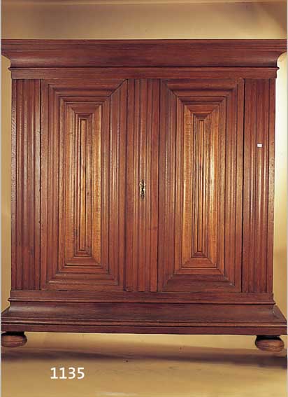 BAROCKSCHRANK, HESSEN, UM 1730-50, EICHE MEIST MASSIV, KORPUS Z.T. WEICHHOLZ MIT SEHR DICKEM EICHEFURNIER, EINGELASSENE KASSET-TEN MIT ...