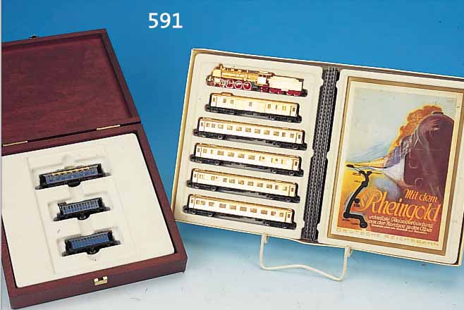 JUBILäUMSZüGE, SPUR N, FA. ARNOLD, 1 X KöNIGL. BAYR. HOFZUG, NO. 998 UND EIN VERGOLDETES MODELL DES RHEINGOLD-ZUGES VON 1928, ...