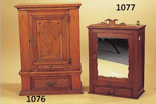 WANDSCHRäNKCHEN, DEUTSCH, UM 1900, MIT SPIEGELEINSATZ, NUßBAUM MASSIV ?, SOCKEL- SCHUB, OHNE SCHLüSSEL, ALTERSSCHäDEN, 70 X 47 X 26 CM