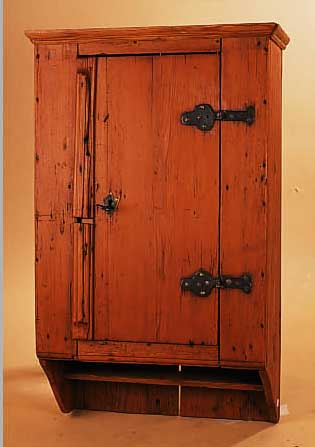 WANDSCHRäNKCHEN, SüDDEUTSCH, UM 1820 , WEICHHOLZ, MIT ALTERSBEDINGTEN GEBR.-SPUREN, UND LEICHTEREN BESCHäDIGUNGEN, LEISTEN ER- NEUERT, ...