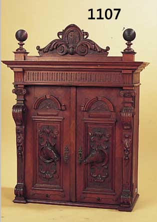 WANDSCHRäNKCHEN, DEUTSCH, UM 1880/90, NUßBAUMFURNIER, REICH VERZIERT UND GESCHNITZT,MIT PFERDEKOPFSCHNITZEREIEN, ALTERSSCHäDEN 103 X 74 ...