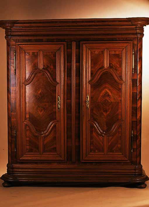 GROßER BAROCKSCHRANK, WOHL PFALZ, UM 1750, EICHE MASSIV MIT NUßBAUMFURNIER, SEHR SCHöN GESCHWUNGENE KRONE, KASSETTIERT, 214 X 200 X 91 CM, L. ...