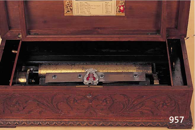 WALZENSPIELUHR, ENGLAND, UM 1870, NUßBAUM MASSIV, GESCHNITZT, MIT 8 VERSCHIE- DENEN MELODIEN, KAMM IN GUTEM ZUSTAND, INNEN MIT ...